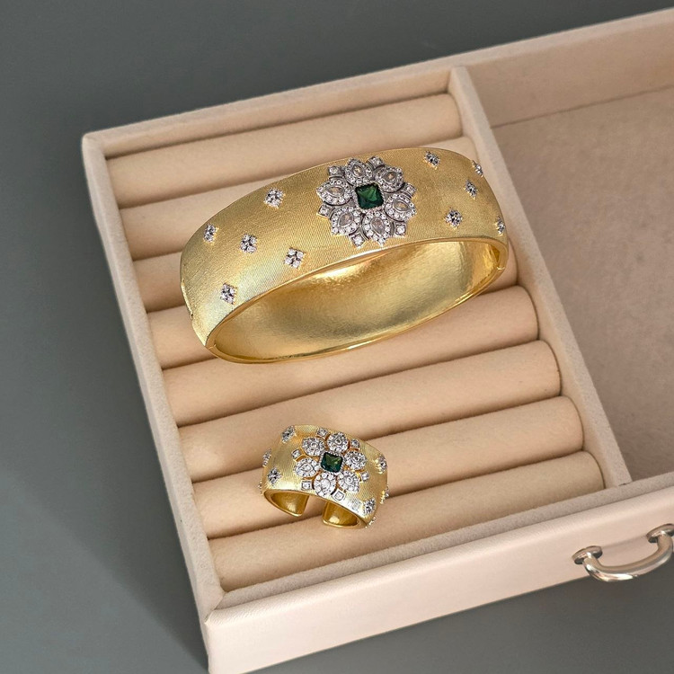 ست بسیار زیبای دستبند پ انگشتر زنانه فوق لاکچری طرح طلای بوچلاتی